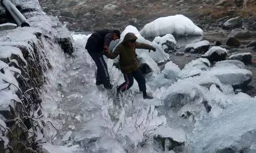 कश्मीर में तीव्र शीतलहर की स्थिति बनी हुई