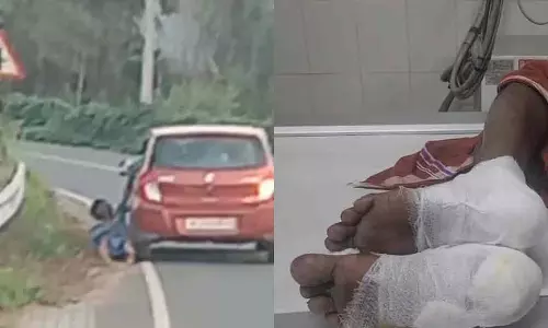 Wayanad में पर्यटकों ने आदिवासी व्यक्ति को 500 मीटर तक कार में घसीटा, मामला दर्ज किया Wayanad में पर्यटकों ने आदिवासी व्यक्ति को 500 मीटर तक कार में घसीटा, मामला दर्ज किया
