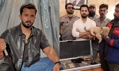 पाकिस्तानी YouTuber  शेर के बच्चे और अवैध हथियार रखने के आरोप में गिरफ्तार, VIDEO...