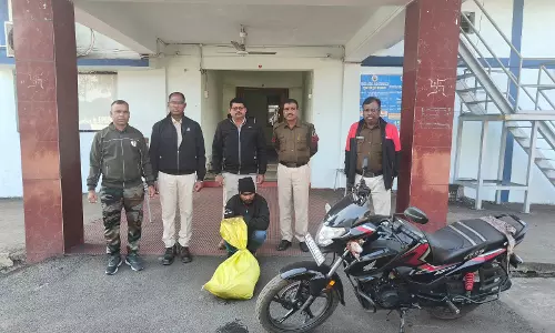 महुआ शराब लेकर बाइक से निकला था युवक, गिरफ्तार