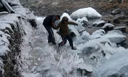 Kashmir में तीव्र शीतलहर की स्थिति बनी हुई
