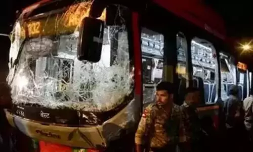 Mumbai : कुर्ला बेस्ट बस दुर्घटना में मृतकों की संख्या बढ़कर 8 हुई Mumbai : कुर्ला बेस्ट बस दुर्घटना में मृतकों की संख्या बढ़कर 8 हुई