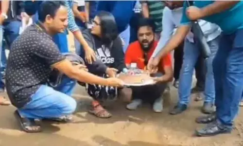 Bengaluru: गड्ढों वाली थीम वाला केक काटकर खराब सड़कों पर नाराजगी जताई