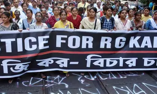RG Kar rape case : डॉक्टरों के संगठन ने सीबीआई जांच के खिलाफ 10 दिवसीय विरोध प्रदर्शन की योजना बनाई RG Kar rape case : डॉक्टरों के संगठन ने सीबीआई जांच के खिलाफ 10 दिवसीय विरोध प्रदर्शन की योजना बनाई