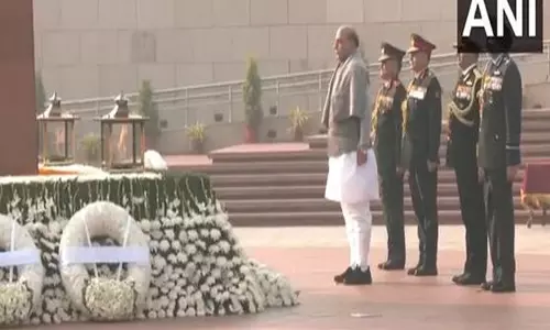 रक्षा मंत्री राजनाथ सिंह ने Vijay Diwas पर राष्ट्रीय युद्ध स्मारक पर पुष्पांजलि अर्पित की