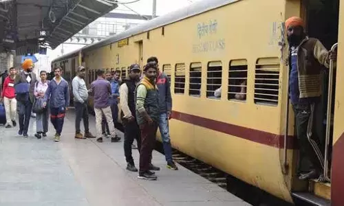 Kumbh Mela : मध्य रेलवे पुणे-मऊ के बीच चलाएगा विशेष ट्रेनें Kumbh Mela : मध्य रेलवे पुणे-मऊ के बीच चलाएगा विशेष ट्रेनें