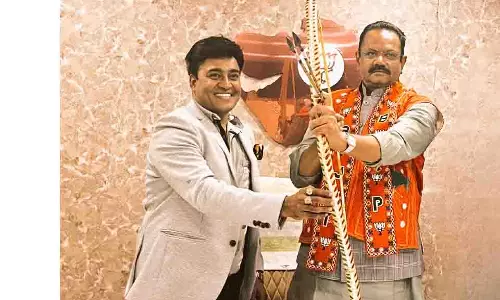 समाजसेवी Surana ने जीतू वाघाणी का तीर धनुष देकर किया स्वागत