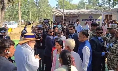 बीजापुर CRPF कैंप में केंद्रीय गृहमंत्री अमित शाह, ग्रामीणों से की बातचीत
