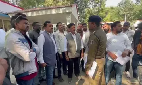 बीजेपी नेता के बटे को ईंट पत्थर से मारा, एसपी से शिकायत बीजेपी नेता के बटे को ईंट पत्थर से मारा, एसपी से शिकायत
