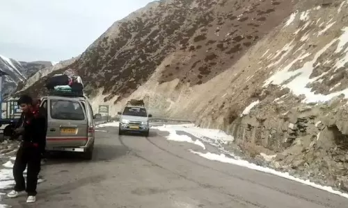 Jammu: मुगल रोड पर यातायात बहाल Jammu: मुगल रोड पर यातायात बहाल
