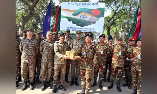 Assam :  वर्षगांठ के अवसर पर अखुरा सीमा पर मिठाइयों का आदान-प्रदान किया