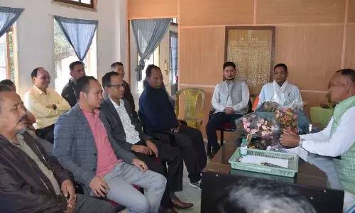 CADC मोहन चकमा ने सीईएम पद के लिए मिजोरम के राज्यपाल को पत्र सौंपा CADC मोहन चकमा ने सीईएम पद के लिए मिजोरम के राज्यपाल को पत्र सौंपा