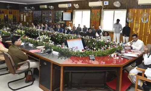 राज्यपाल ने विभिन्न योजनाओं के क्रियान्वयन को लेकर जिला स्तरीय अधिकारियों से किया संवाद
