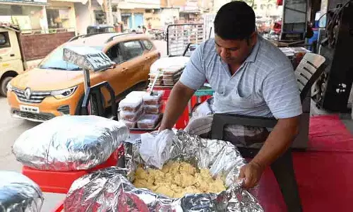 Hyderabad: चारमीनार के पीछे सौ साल पुराने खोवा बाज़ार की खोज करें