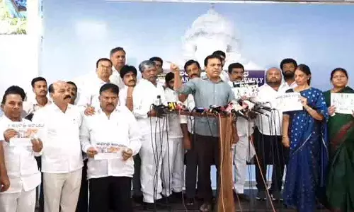 BRS ने उपमुख्यमंत्री भट्टी विक्रमार्क के खिलाफ विशेषाधिकार हनन प्रस्ताव पेश किया BRS ने उपमुख्यमंत्री भट्टी विक्रमार्क के खिलाफ विशेषाधिकार हनन प्रस्ताव पेश किया