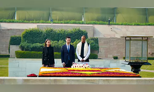 Moldova के उप प्रधानमंत्री मिहेल पोपसोई ने राजघाट पर महात्मा गांधी को दी श्रद्धांजलि Moldova के उप प्रधानमंत्री मिहेल पोपसोई ने राजघाट पर महात्मा गांधी को दी श्रद्धांजलि