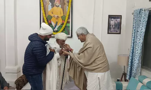 विंदेश्वरी प्रताप सिंह के 100 वें जन्मदिन पर टीएस बाबा ने की सौजन्य भेंट