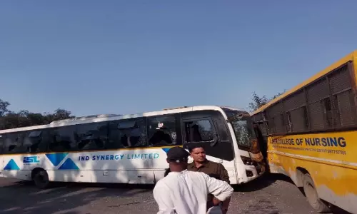 रायगढ़ में दो बसों के बीच जोरदार टक्कर, टला बड़ा हादसा