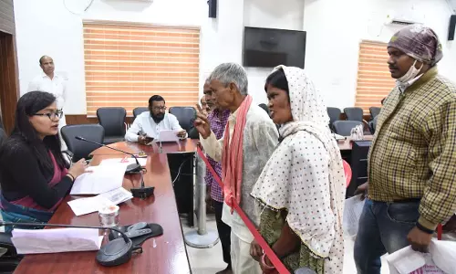 तीन माह का वेतन दिलाने स्वास्थ्य मितान ने कलेक्टर से लगाई गुहार
