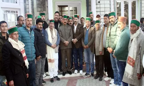 हिमाचल के CM सुक्खू ने रोहड़ू में ग्राम पंचायत के प्रतिनिधिमंडल से की मुलाकात हिमाचल के CM सुक्खू ने रोहड़ू में ग्राम पंचायत के प्रतिनिधिमंडल से की मुलाकात