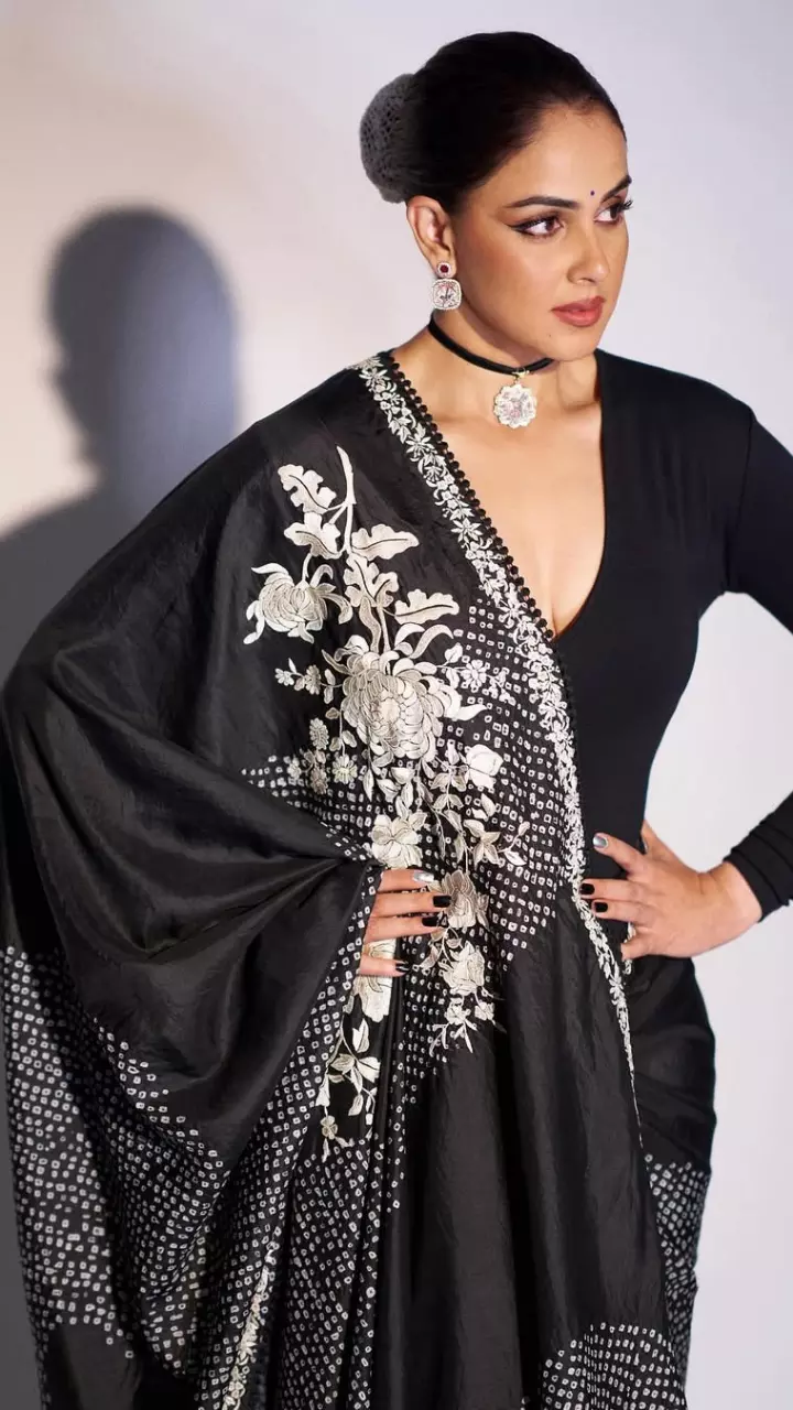 जेनेलिया डिसूजा ने ब्लैक सूट पहन ढाया कहर