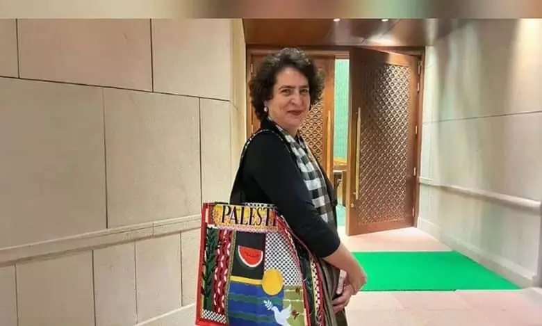 Priyanka Gandhi ने संसद में ‘फिलिस्तीन’ लिखा बैग लेकर लोगों का ध्यान खींचा