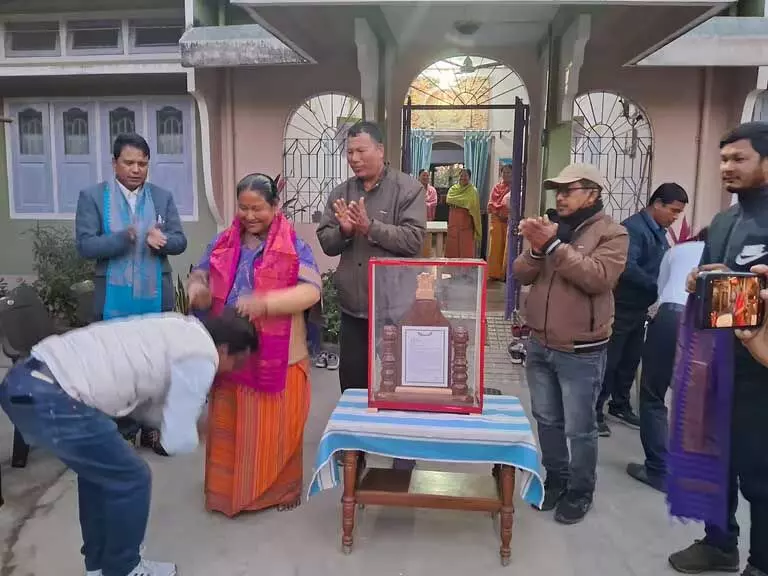 Assam: डीबीएचए ने नीलेश्वर ब्रह्मा पुरस्कार विजेता गुनोबती बसुमतारी को सम्मानित किया