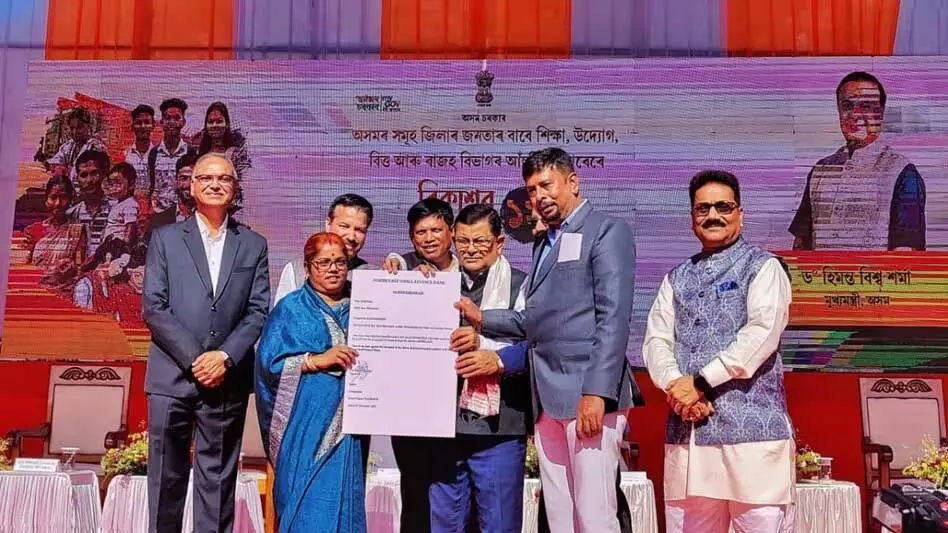 Assam : धुबरी जिला प्रशासन ने उद्यमियों और बाढ़ पीड़ितों को वित्तीय सहायता