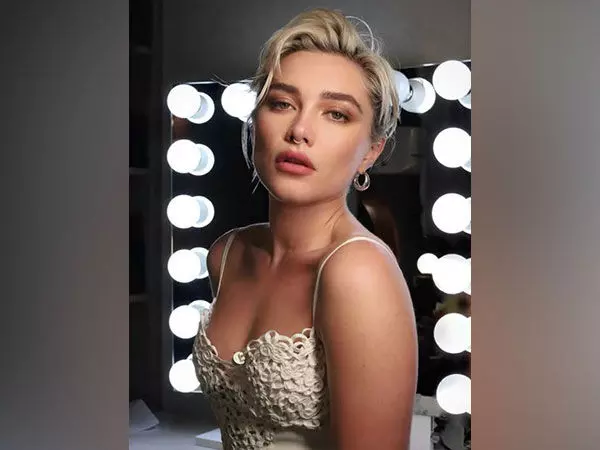 Florence Pugh ने सौंदर्य मानकों की आलोचना की, उद्योग की रूढ़ियों को चुनौती दी