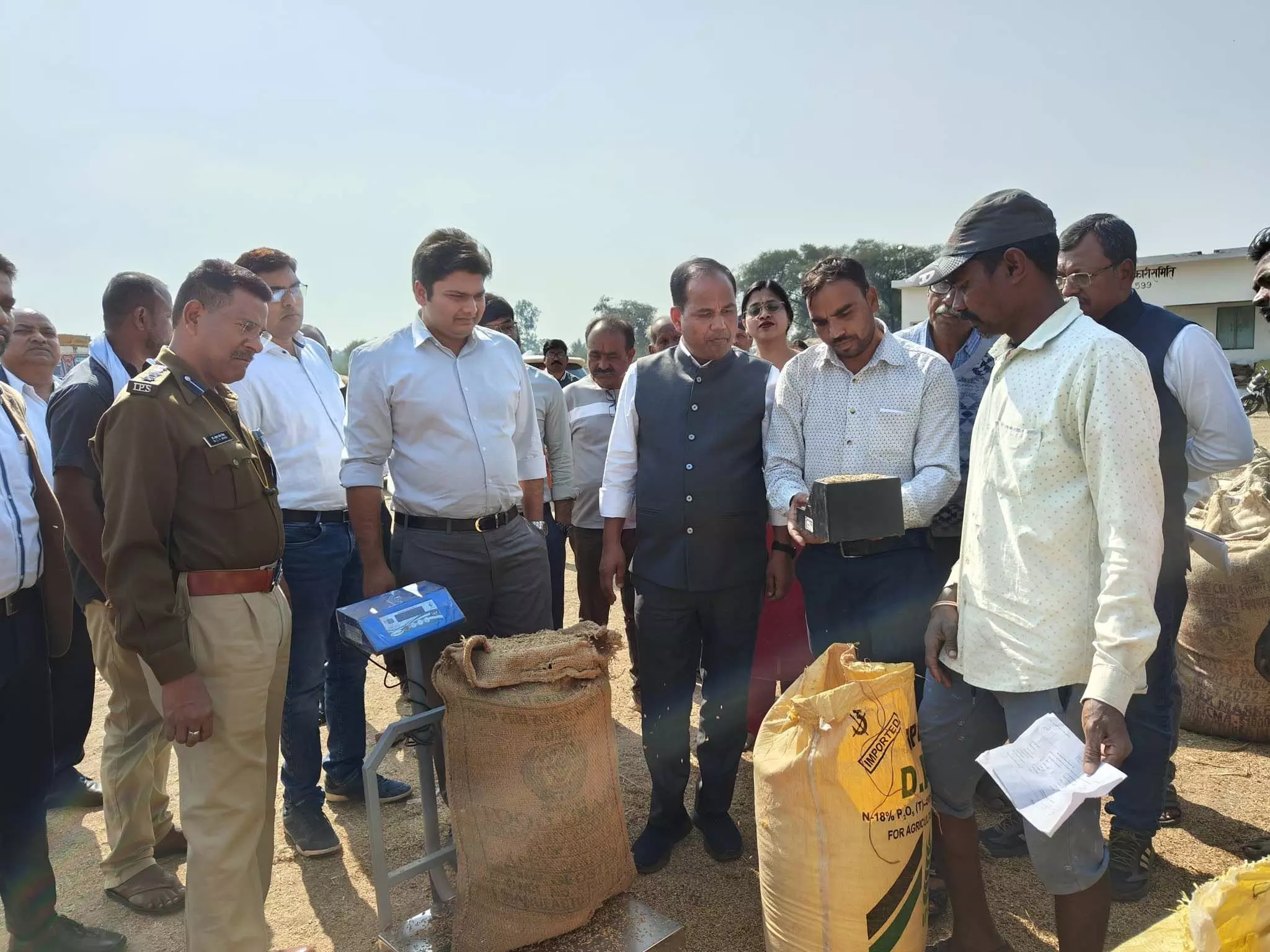 SP-कलेक्टर ने धरसींवा ब्लॉक के धान खरीदी केंद्र का किया निरीक्षण