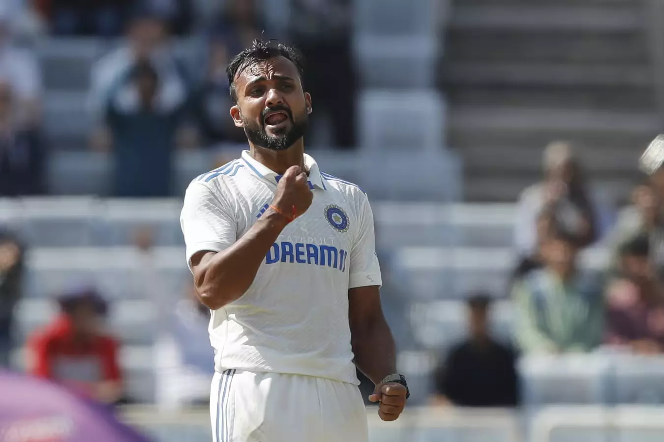 फालोऑन बंद होते ही आकाश दीप ने अपने तेवर दिखा दिए फालोऑन बंद होते ही आकाश दीप ने अपने तेवर दिखा दिए