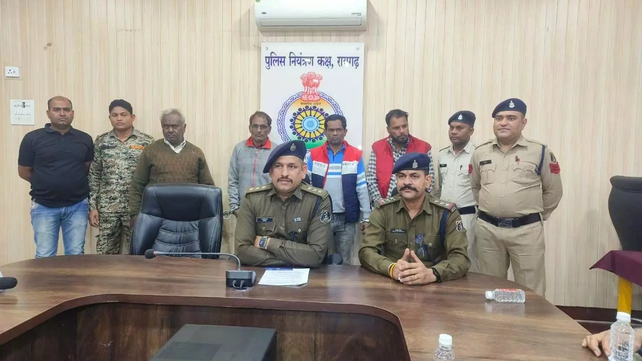 CG: अवैध ट्रेलर कटिंग यार्ड पर पुलिस ने मारा छापा, 4 शातिर चोर गिरफ्तार