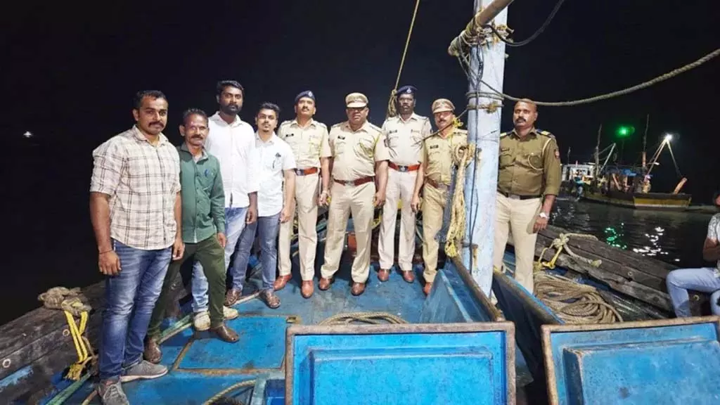 Dapoli: हरनाई बंदरगाह पर एक जहाज में 30,000 लीटर अवैध डीजल स्टॉक जब्त Dapoli: हरनाई बंदरगाह पर एक जहाज में 30,000 लीटर अवैध डीजल स्टॉक जब्त