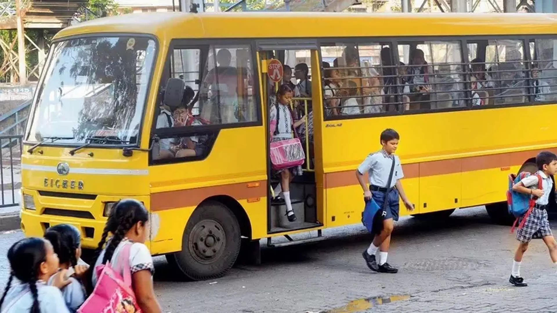 Mumbai: बच्चों को स्कूल ले जा रहे बस ड्राइवर और कंडक्टर अंधेरी के पास नशे में पाए गए