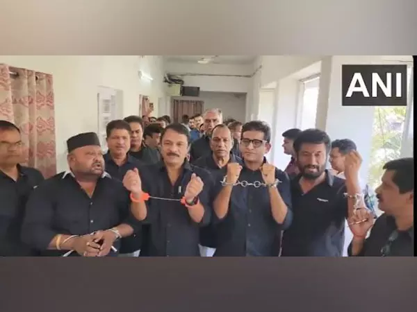 BRS MLC के कविता समेत BRS एमएलसी आज तेलंगाना विधान परिषद पहुंचे BRS MLC के कविता समेत BRS एमएलसी आज तेलंगाना विधान परिषद पहुंचे