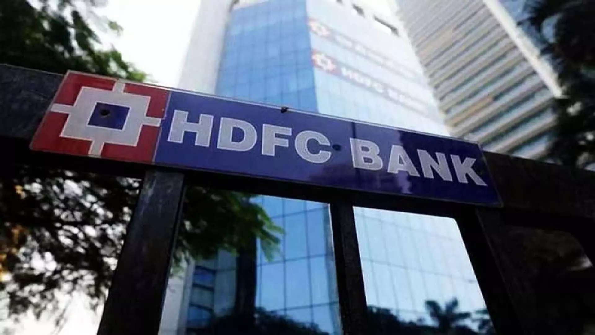 HDFC बैंक को एक सप्ताह में दूसरी बार सेबी की चेतावनी का सामना करना पड़ा