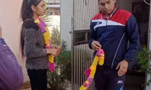 पुलिसकर्मी दे रहा था धोखा, जब प्रेमिका अड़ी तो थाने में हुई शादी