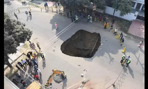 Vikas Nagar में 11 मीटर गहरा, 6 मीटर चौड़ा गड्ढा