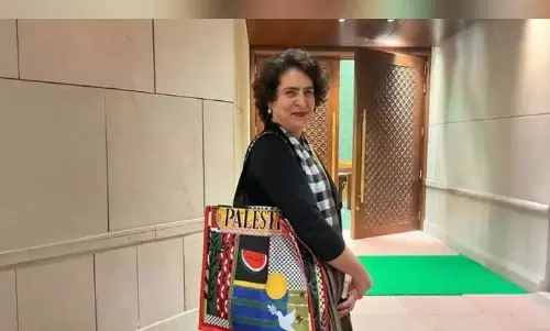 Priyanka Gandhi ने संसद में ‘फिलिस्तीन’ लिखा बैग लेकर लोगों का ध्यान खींचा Priyanka Gandhi ने संसद में ‘फिलिस्तीन’ लिखा बैग लेकर लोगों का ध्यान खींचा