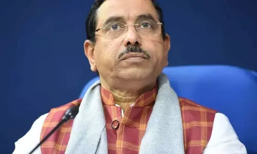 Union minister जोशी ने ईवीएम पर आरोप लगाने के लिए कांग्रेस की आलोचना की Union minister जोशी ने ईवीएम पर आरोप लगाने के लिए कांग्रेस की आलोचना की
