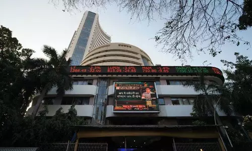 कमजोर वैश्विक रुझानों के बीच शेयर बाजारों में गिरावट, सेंसेक्स 385 अंक गिरा