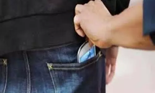 मुख्यमंत्री के रैली में मोबाइल और कैश चोरी, एक पुलिस अधिकारी भी शिकार