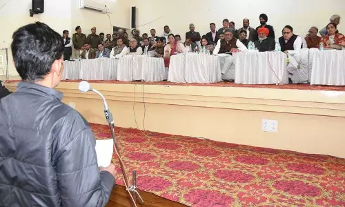 Haryana : मंत्री ने समय पर सेवाएं देने और नागरिक समस्याओं के त्वरित समाधान पर जोर दिया