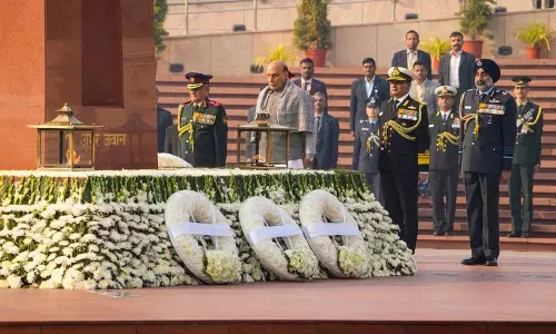 राष्ट्रपति, रक्षा मंत्री ने 1971 के युद्ध के नायकों को श्रद्धांजलि दी राष्ट्रपति, रक्षा मंत्री ने 1971 के युद्ध के नायकों को श्रद्धांजलि दी