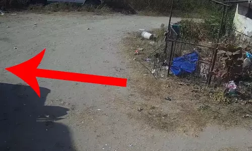जब गुस्साया कर्मचारी बंदूक लेकर डॉक्टर के पास पहुंचा, फिर...LIVE वीडियो जब गुस्साया कर्मचारी बंदूक लेकर डॉक्टर के पास पहुंचा, फिर...LIVE वीडियो