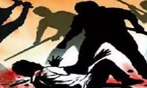 Haryana: युवकों ने सरेआम की गुंडागर्दी, सड़क पर खड़ी कार में लगाई आग Haryana: युवकों ने सरेआम की गुंडागर्दी, सड़क पर खड़ी कार में लगाई आग