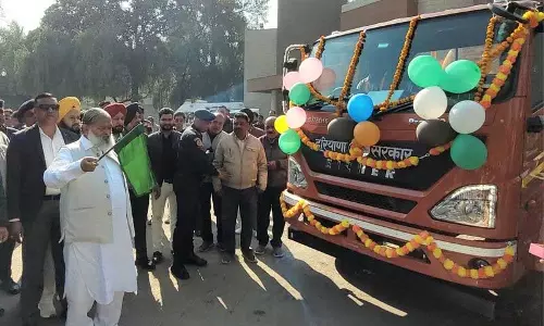Haryana : विज ने अंबाला में सीवर सफाई मशीन को हरी झंडी दिखाई Haryana : विज ने अंबाला में सीवर सफाई मशीन को हरी झंडी दिखाई