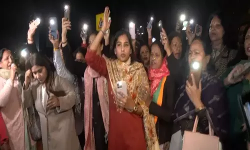 BJP की महिला मोर्चा ने केजरीवाल पर निशाना साधा