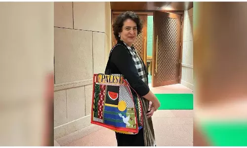 प्रियंका गांधी के बैग की गूंज पाकिस्तान तक, हुई तारीफ, कहा- ऐसी हिम्मत...