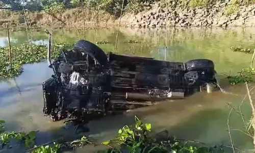 Assam : डिब्रूगढ़ में सेसा नदी में वाहन गिरने से एक व्यक्ति की मौत, चार घायल Assam : डिब्रूगढ़ में सेसा नदी में वाहन गिरने से एक व्यक्ति की मौत, चार घायल